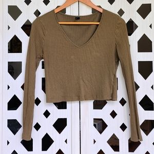 👕 Olive green cropped v-neck Ribbed long sleeve tee shirt